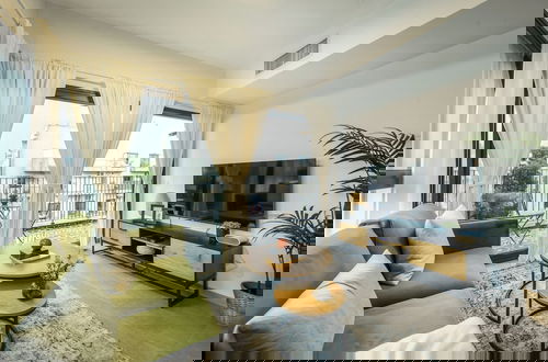 Foto 15 - Stylish 2BR Apt with Balcony and View