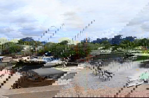 Foto 29 - Idyllic Waterfront Vacation Home