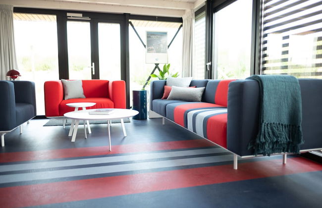 Modern, Trendy F1 Theme Lodge, Near the Sea - Foto 14