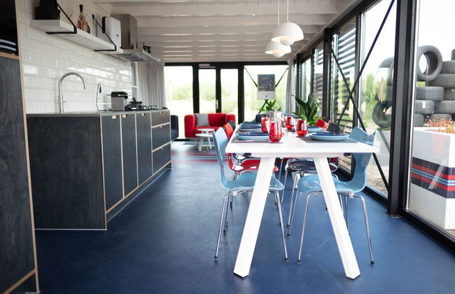Modern, Trendy F1 Theme Lodge, Near the Sea - Foto 24