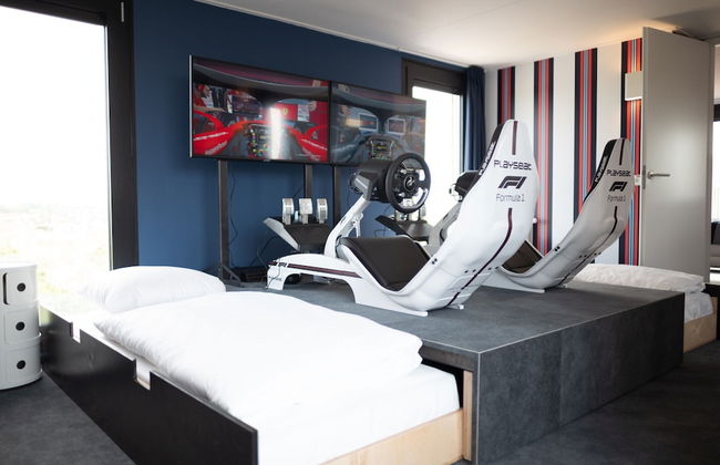 Modern, Trendy F1 Theme Lodge, Near the Sea - Foto 2