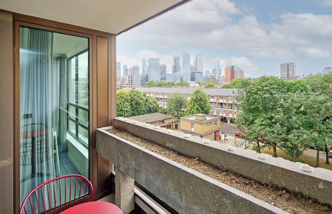 Fabulous Two-bedroom Apartment in Poplar - Photo 18