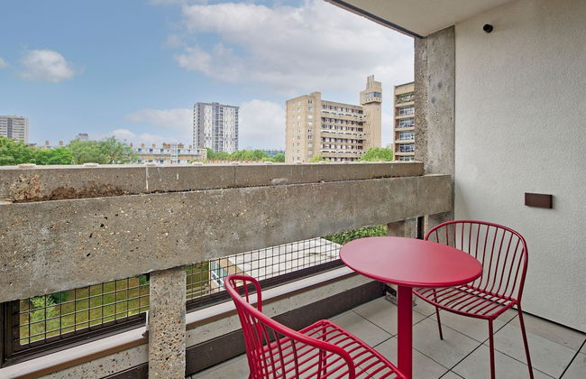 Fabulous Two-bedroom Apartment in Poplar - Photo 2
