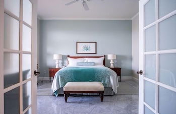 Ritz Carlton - Photo 2