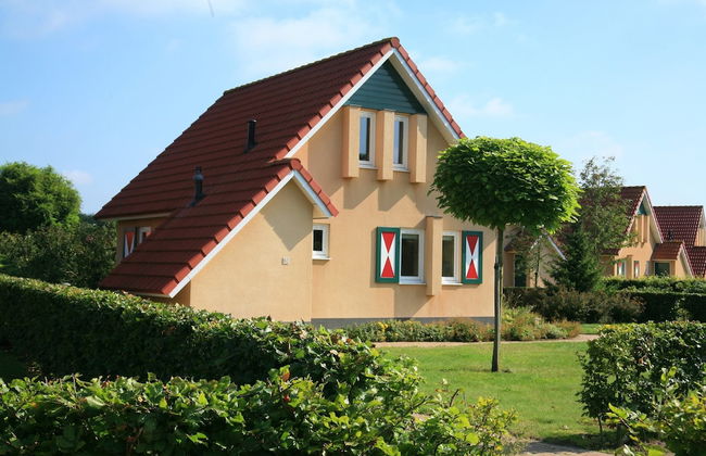 Spacious Villa With Parking - Photo 1