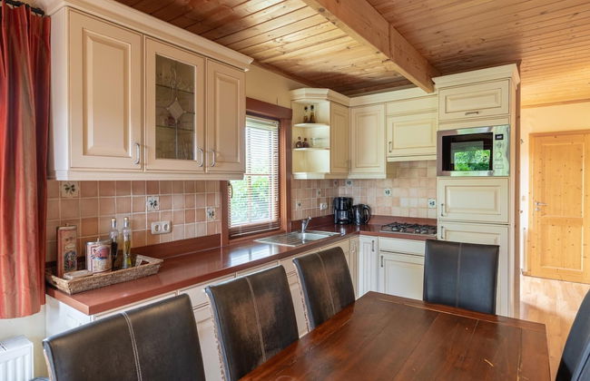 Wooden Holiday Home with Microwave near Brunssummerheide - Photo 7