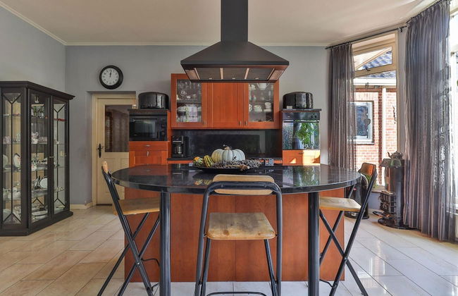 Characteristic House With Wellness in Augustinusga - Foto 11