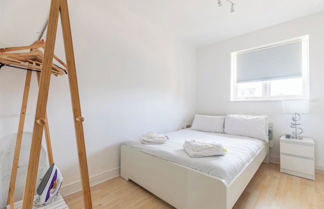 Skyline Haven Modern 2BR w/ Free Parking & 4kTV - Foto 12