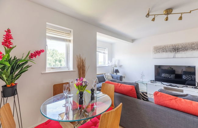 Skyline Haven Modern 2BR w/ Free Parking & 4kTV - Foto 52