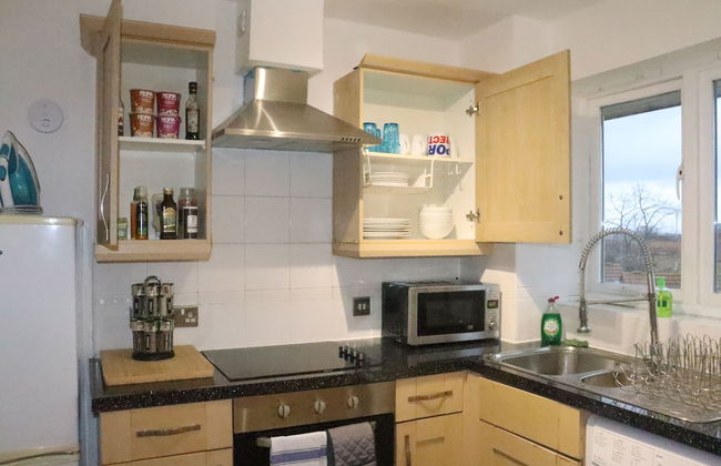Skyline Haven Modern 2BR w/ Free Parking & 4kTV - Foto 45