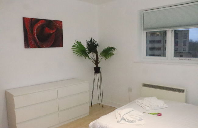 Skyline Haven Modern 2BR w/ Free Parking & 4kTV - Foto 6