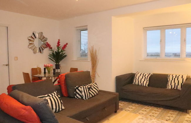 Skyline Haven Modern 2BR w/ Free Parking & 4kTV - Foto 74