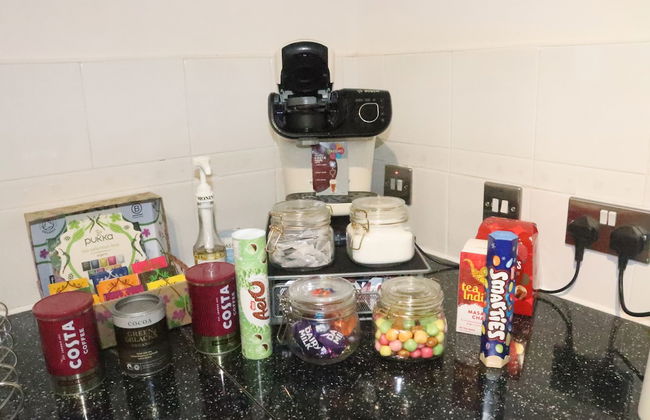 Skyline Haven Modern 2BR w/ Free Parking & 4kTV - Foto 21