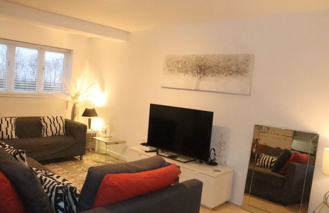 Skyline Haven Modern 2BR w/ Free Parking & 4kTV - Foto 28