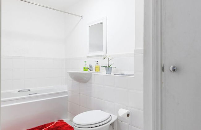 Skyline Haven Modern 2BR w/ Free Parking & 4kTV - Foto 61