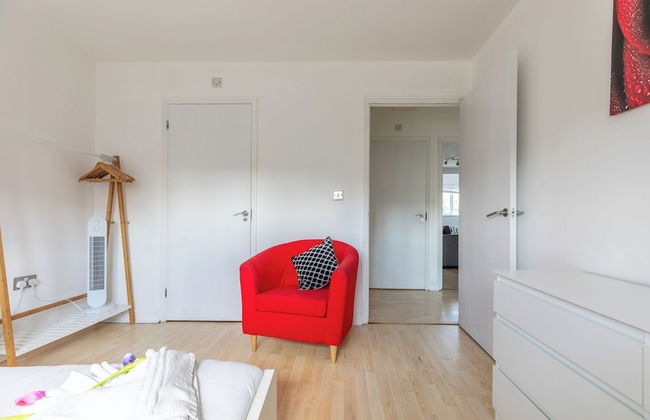 Skyline Haven Modern 2BR w/ Free Parking & 4kTV - Foto 16