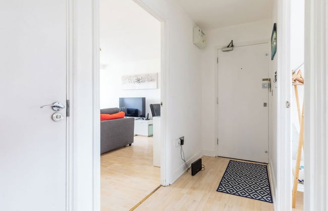 Skyline Haven Modern 2BR w/ Free Parking & 4kTV - Foto 2