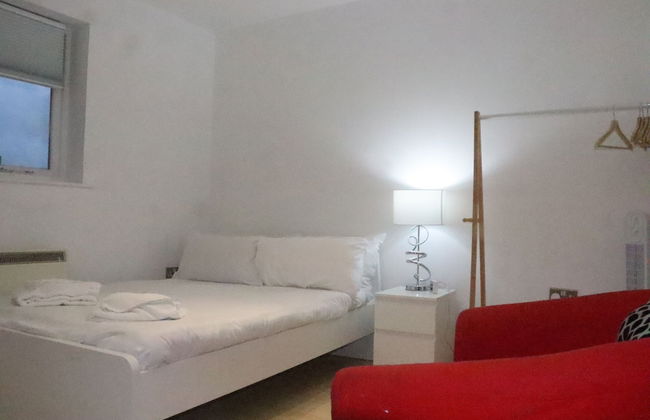 Skyline Haven Modern 2BR w/ Free Parking & 4kTV - Foto 7