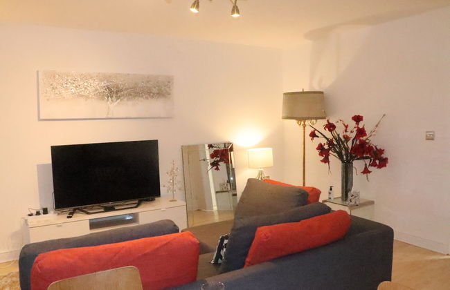 Skyline Haven Modern 2BR w/ Free Parking & 4kTV - Foto 56