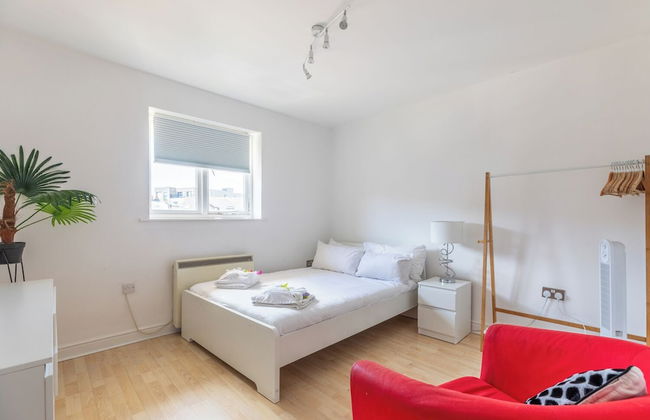 Skyline Haven Modern 2BR w/ Free Parking & 4kTV - Foto 43