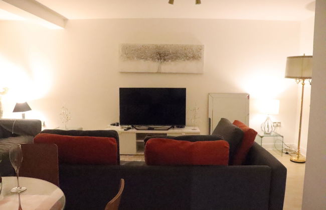 Skyline Haven Modern 2BR w/ Free Parking & 4kTV - Foto 31