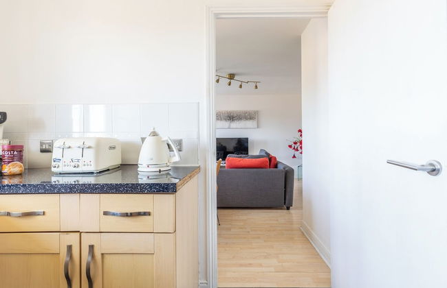 Skyline Haven Modern 2BR w/ Free Parking & 4kTV - Foto 27