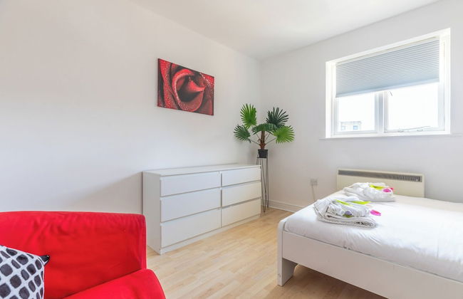 Skyline Haven Modern 2BR w/ Free Parking & 4kTV - Foto 15