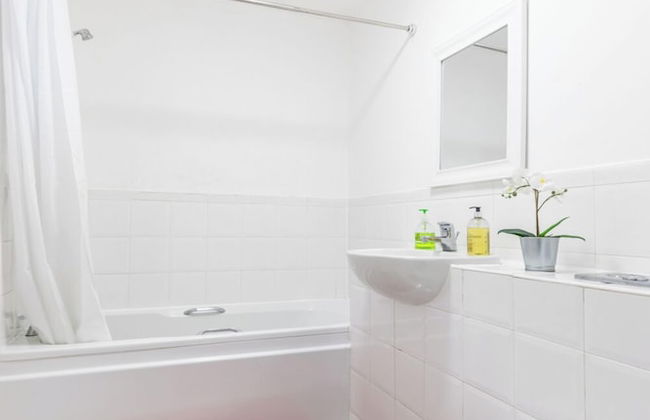 Skyline Haven Modern 2BR w/ Free Parking & 4kTV - Foto 58