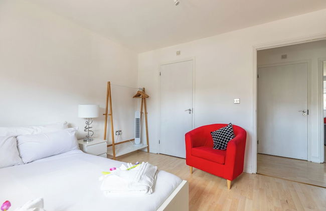 Skyline Haven Modern 2BR w/ Free Parking & 4kTV - Foto 8