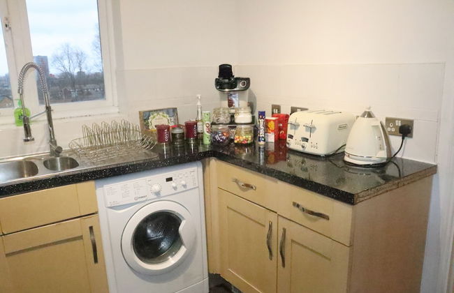 Skyline Haven Modern 2BR w/ Free Parking & 4kTV - Foto 48