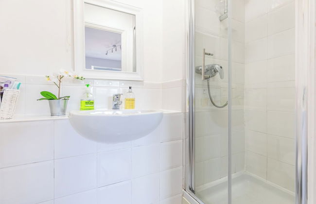 Skyline Haven Modern 2BR w/ Free Parking & 4kTV - Foto 71