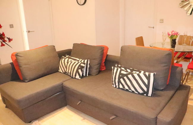Skyline Haven Modern 2BR w/ Free Parking & 4kTV - Foto 18