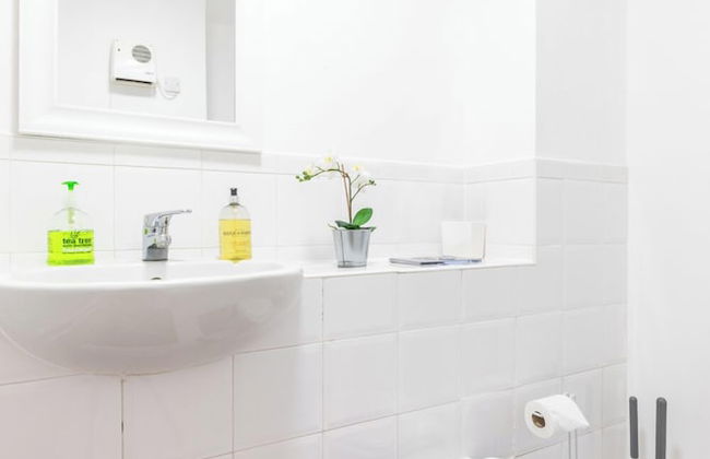 Skyline Haven Modern 2BR w/ Free Parking & 4kTV - Foto 68