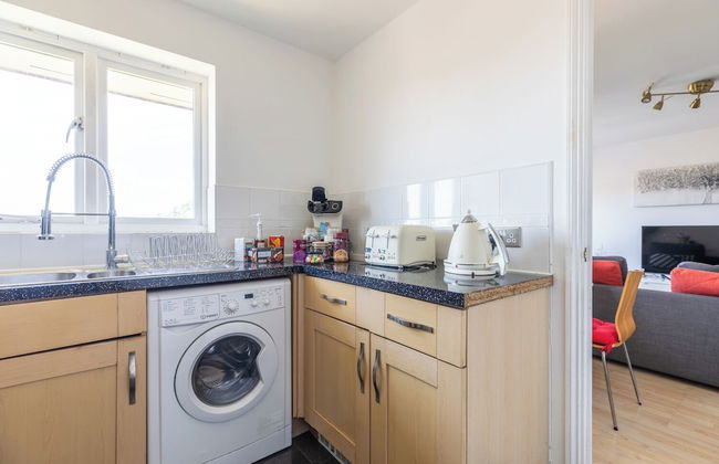 Skyline Haven Modern 2BR w/ Free Parking & 4kTV - Foto 22