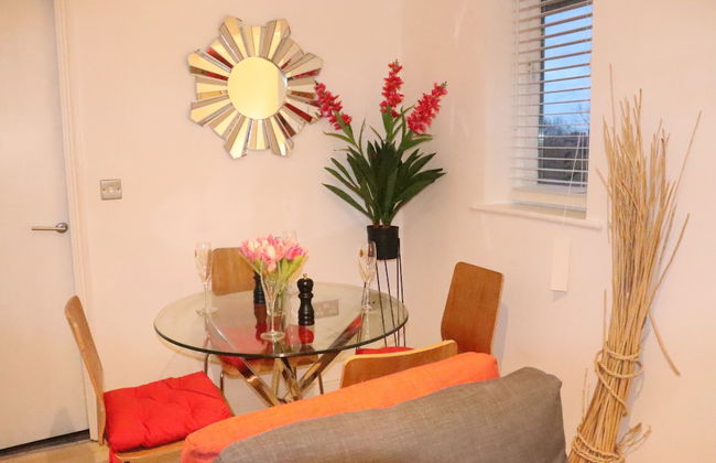 Skyline Haven Modern 2BR w/ Free Parking & 4kTV - Foto 75