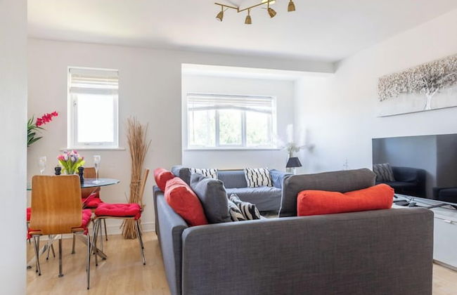 Skyline Haven Modern 2BR w/ Free Parking & 4kTV - Foto 57