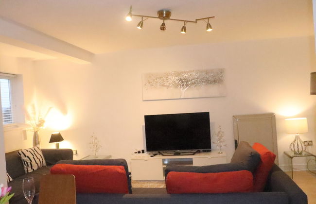 Skyline Haven Modern 2BR w/ Free Parking & 4kTV - Foto 29
