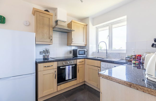 Skyline Haven Modern 2BR w/ Free Parking & 4kTV - Foto 24