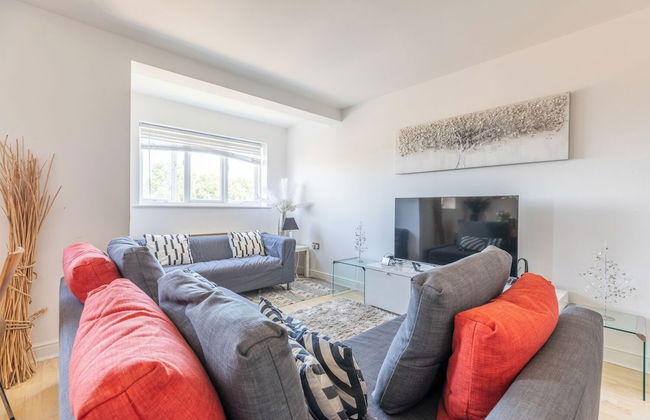 Skyline Haven Modern 2BR w/ Free Parking & 4kTV - Foto 41