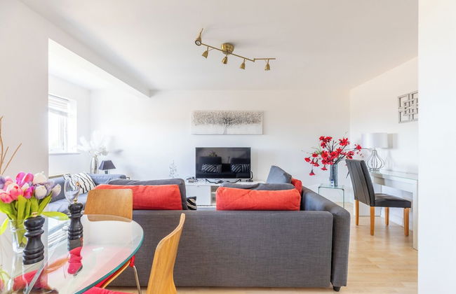 Skyline Haven Modern 2BR w/ Free Parking & 4kTV - Foto 51