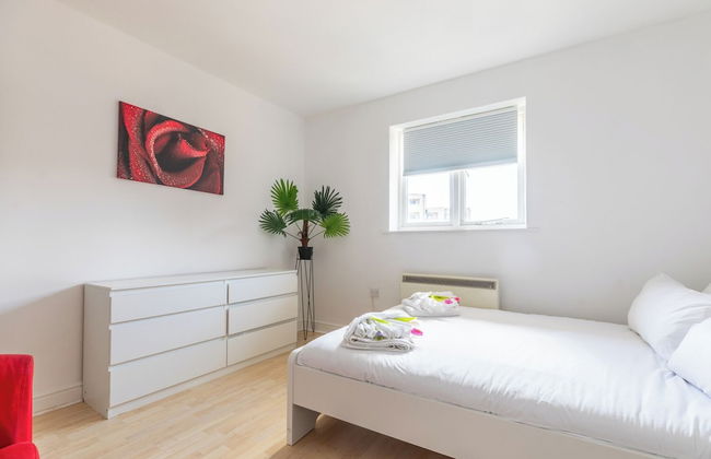 Skyline Haven Modern 2BR w/ Free Parking & 4kTV - Foto 10