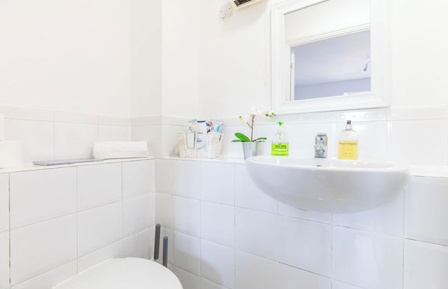 Skyline Haven Modern 2BR w/ Free Parking & 4kTV - Foto 65