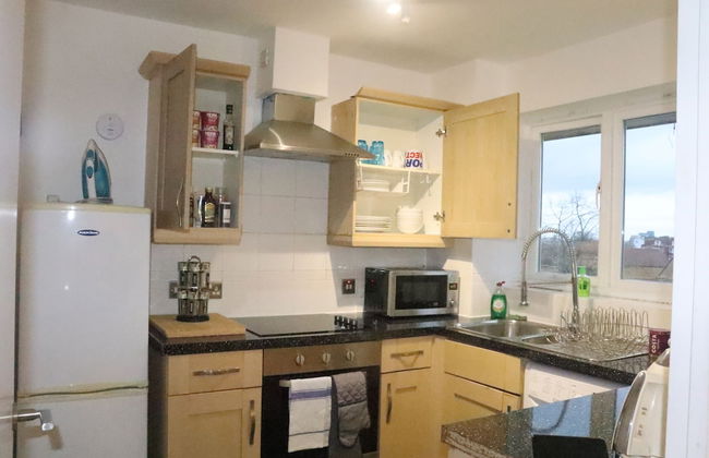 Skyline Haven Modern 2BR w/ Free Parking & 4kTV - Foto 44