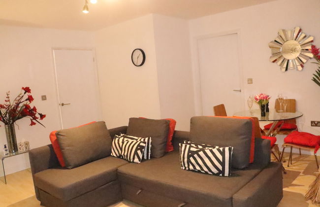 Skyline Haven Modern 2BR w/ Free Parking & 4kTV - Foto 33