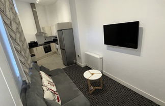 Photo 1 - Lovely 1-bed Apartment in Salford