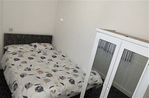 Photo 3 - Lovely 1-bed Apartment in Salford