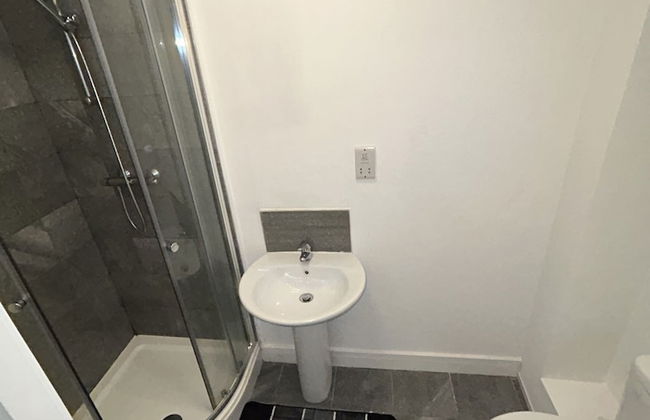Lovely 1-bed Apartment in Salford - Photo 6