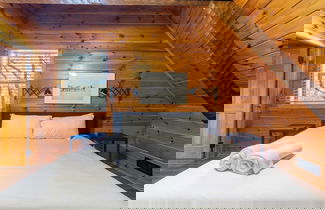 Foto 3 - Dudley II by Avantstay Comfortable Cabin w/ Hot Tub & Views