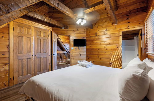 Photo 31 - Dudley II by Avantstay Comfortable Cabin w/ Hot Tub & Views