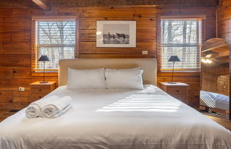 Photo 3 - Dudley II by Avantstay Comfortable Cabin w/ Hot Tub & Views